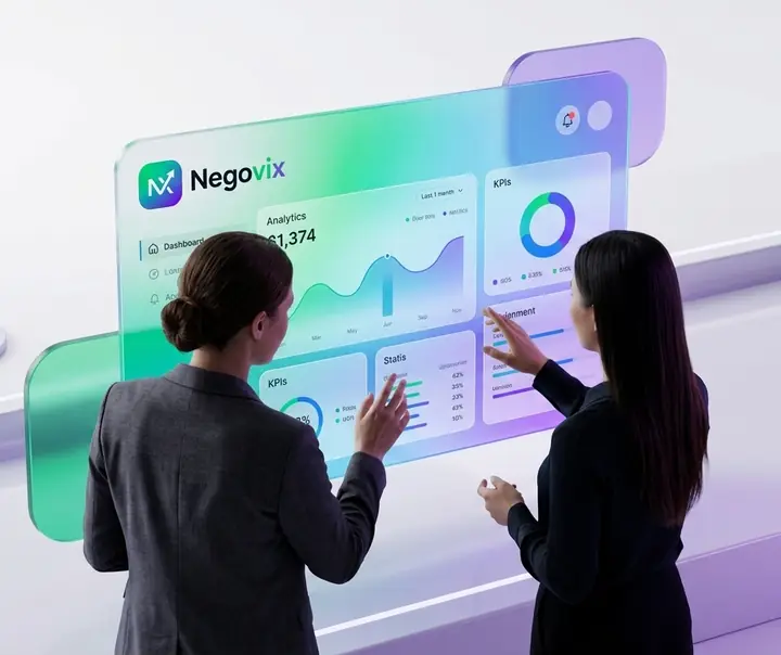 Dos profesionales trabajando sobre un panel de cristal con el panel de Negovix
